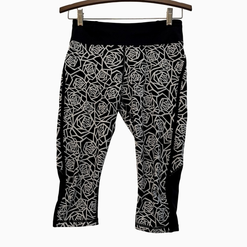 Lululemon Athletica Black White Geometric Rose Print Cropped Leggings‎ Size 6
